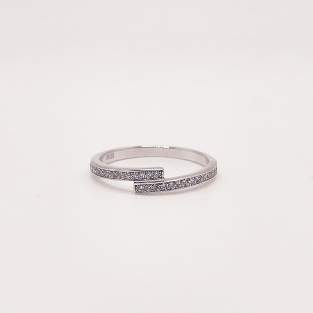 0.33ct Crossover Moissanite Radiant Band